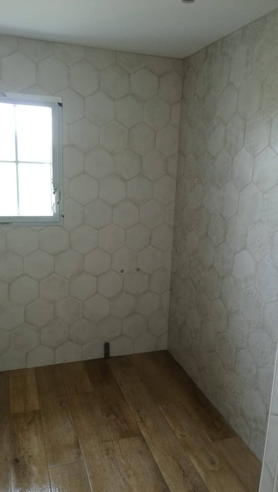 Pose sol imitation bois 20x120 et Hexagonale au mur
